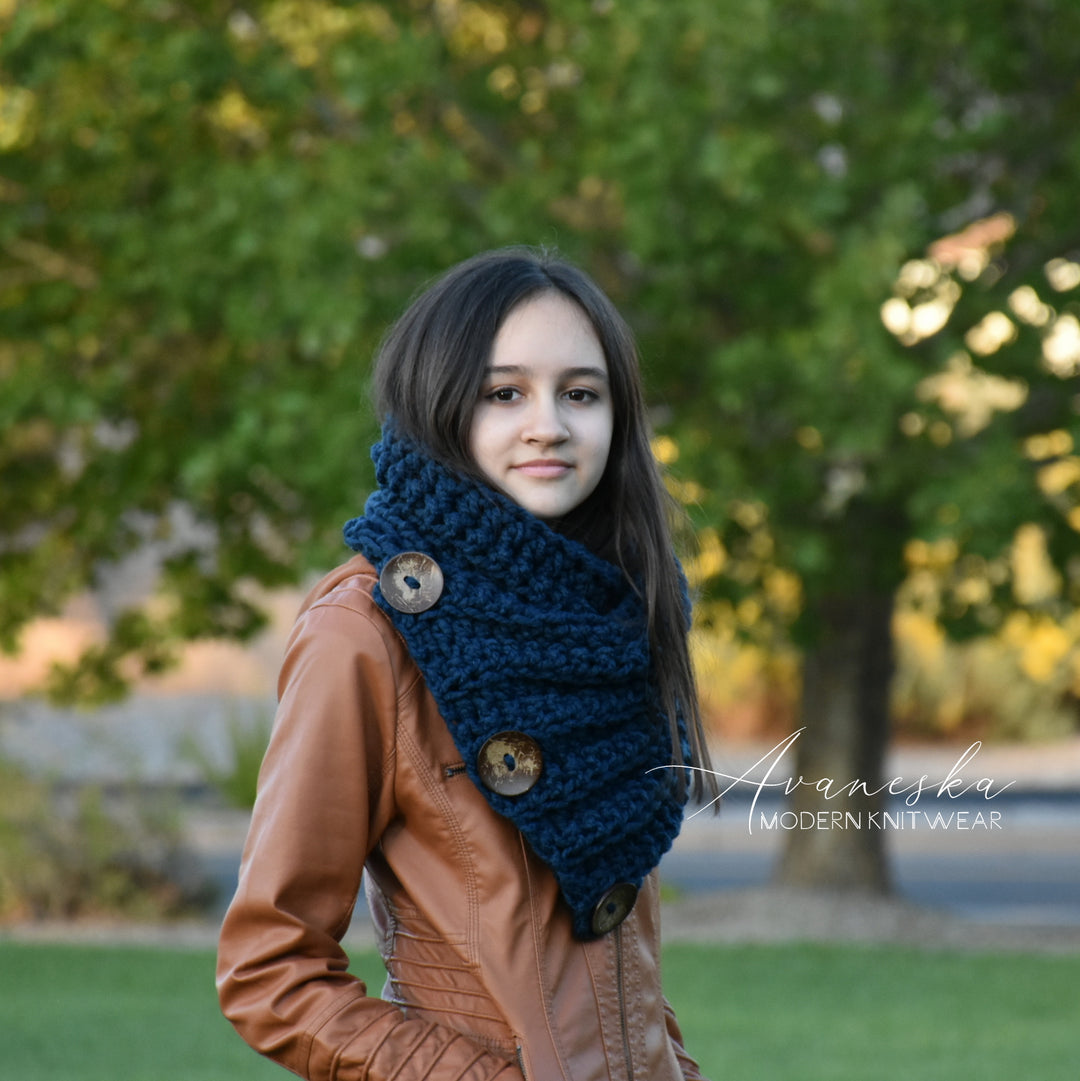 Chunky Buttoned Scarf | THE BOSTON