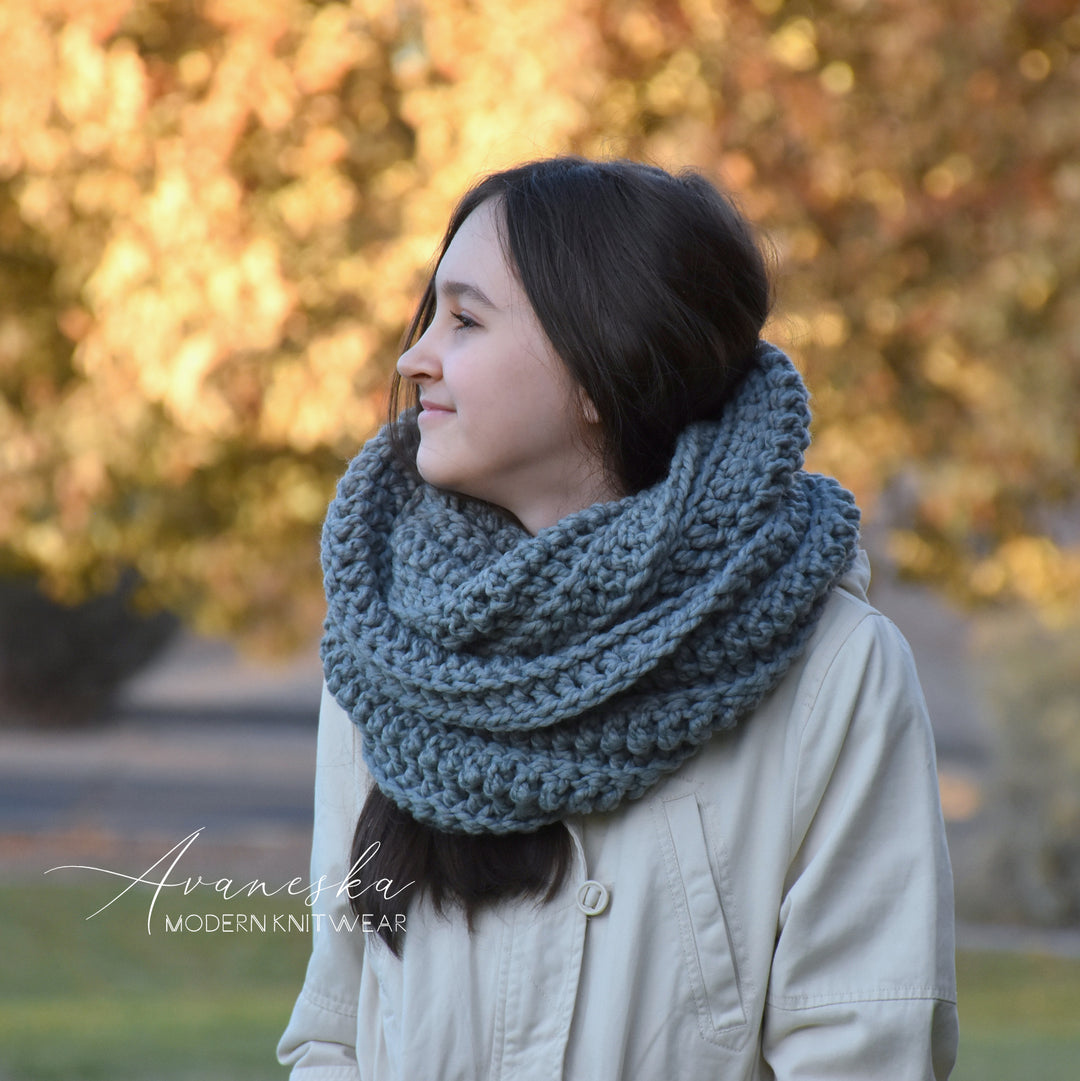 Knitted Women's Chunky Infinity Scarf | THE ZURICH